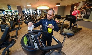 Outfit-Studio-Betreiber Ismail Irmak nimmt sich der Corona-Regeln an und desinfiziert regelmäßig seine Geräte. - Andreas Zobe