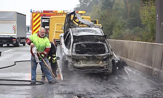 Brennender Pkw auf der A2 in Bielefeld. - Charlotte Mahncke