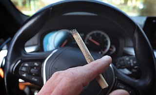 Autofahren und der vorherige Konsum von Cannabis sind eine schlechte Kombination. (Themenbild) - dpa