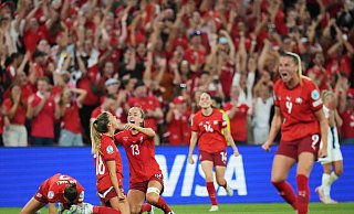 Es ist vollbracht: Die Schweizerinnen stehen im EM-Viertelfinale. - Alessandra Tarantino/AP/dpa