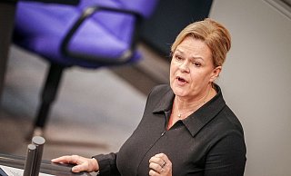 Nancy Faeser (SPD), Bundesministerin für Inneres und Heimat, spricht im Bundestag. - Kay Nietfeld/dpa