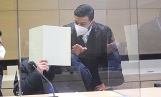 Rechtsanwalt Ali Senol (rechts) spricht im Saal des Bielefelder Landgerichts mit seinem Mandanten. - Florian Weyand