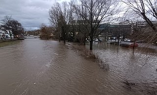 Ein Teil der Parkplätze am Bünder Rathaus stand am Montag, 6. Januar, gegen 16 Uhr unter Wasser. - Sven Hauhart