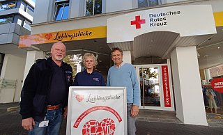 Manfred und Christa Stuhlmacher sowie DRK-Ortsvereinsvorsitzender Jürgen Hunting freuen sich darüber, dass der Second-Hand-Laden so gut angenommen wird. - Sven Hauhart