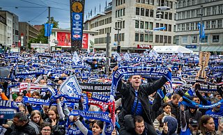 Fans von Arminia Bielefeld feiern auf dem Jahnplatz leidenschaftlich den historischen Einzug ins DFB-Pokalfinale. - Sarah Jonek