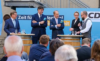 Der Bundesaußenminister in Bielefeld: Johann Wadephul (CDU) diskutiert mit Albert Christmann, Michael W. Böllhoff, OB-Kandidatin Christiana Bauer und Moderator Tim Donsbach (v.l.). - Andreas Zobe