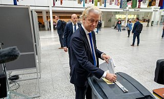 Geert Wilders von der radikal-rechten Partei für die Freiheit (PVV) während seiner Stimmabgabe in Den Haag zur Europawahl. - Peter Dejong/AP/dpa