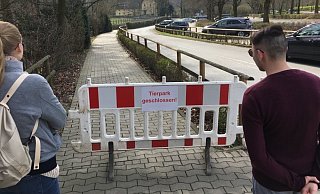 Die Schließung des Tierparks erreicht die Besucher schon auf der Straße. - Wolfgang Rudolf