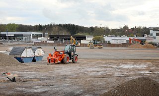 Auf dem E-Center-Gelände zwischen Ernstmeierstraße und Salzufler Straße ist jetzt der Untergrund für einen Neubau vorbereitet. - Frank-Michael Kiel-Steinkamp