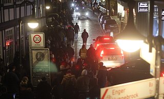 Ein Porsche-Fahrer stoppt an der Bahnhofstraße und hupt, als die "Spaziergänger" vorbeigehen. - Florian Weyand