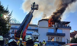 Großeinsatz für die Feuerwehren am Samstagvormittag in Bad Meinberg an diesem Mehrfamilienhaus. - FFW Horn-Bad Meinberg