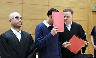 Der angeklagte Syrer wird von Baris Devtletli (links) und Burkhard Benecken (rechts) vertreten. Der Antrag seiner Verteidiger, seinen Haftbefehl aufzuheben, ist abgelehnt worden. - Alex Lehn