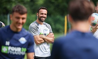 Chef-Trainer Ralf Kettemann beobachtet das Training seines Teams im Trainingslager des SC Paderborn in Walchsee. - Oliver Krato Chef-Trainer Ralf Kettemann beobachtet das Training seines Teams im Trainingslager des SC Paderborn in Walchsee. - Oliver Krato