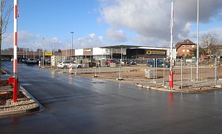 Damals waren sie noch neu: Die Schranken am Fachmarktzentrum Mennighüffen im Frühjahr 2019. Jetzt wurden sie von einer Autofahrerin beschädigt.  - Katharina Thiel
