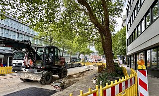 Bei Fernwärmearbeiten an der Elsa-Brändström-Straße in Bielefeld verursachte ein Bagger einen Stromausfall. In vielen Büros fielen die Rechner kurzzeitig aus. - Peter Unger