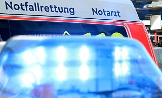 Rettungswagen und Polizei sind am Einsatzort. - Symbolfoto: Jens Reichenbach