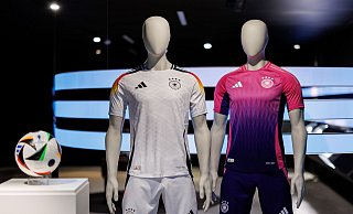 Die offiziellen Trikots der deutschen Fußball-Nationalmannschaft für die Heim-EM 2024. - Daniel Karmann/dpa