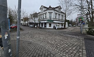 Diese Kreuzung und der Frühlingsweg (rechts) werden neu gestaltet und saniert. Dafür müssen auch Bäume gefällt werden. - Gerald Dunkel