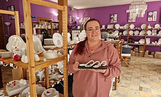 Christina Sudbrock, Leiterin im Factory Outlet von Holst Porzellan an der Langen Straße, präsentiert die The Taste-Löffel. - Uwe Pollmeier