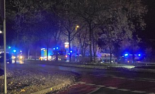 Überall Blaulicht: Für Fahrer von der Klinkstraße war der Weg nach links auf die Elsestraße am Freitagabend wegen des Einsatzes versperrt. - Privat