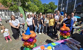 Machen sich stark für die Kindertagespflege: Tagesmütter und ein Tagesvater mit Vertretern der Stadt Bünde auf dem Rathausplatz. - Gerald Dunkel