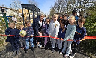 Bürgermeisterin Susanne Rutenkröger zerschneidet mit Unterstützung von Kindern aus dem Quartier das symbolische "rote Band" und eröffnet so offiziell den Spielplatz Südring/Bohnenstraße. - Gerald Dunkel
