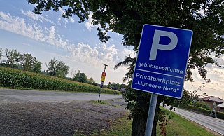Dieser Parkplatz am Lippesee kostet nun eine Parkgebühr. Unter der Woche stellt niemand seinen Pkw hier ab, am Wochenende bleibt vielen keine andere Wahl. - Pauline Maus