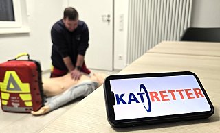 Bei Herz-Kreislauf-Stillstand ist eine sofortige Reanimation notwendig. Mit der Kat-Retter-App können auch medizinisch versierte Ersthelfer in der Nachbarschaft zum Lebensretter werden. Symbolbild. - Thomas Kube