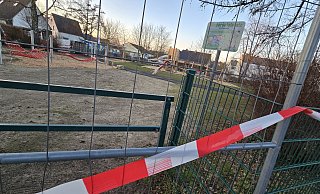 Zutritt verboten: Ein Bauzaun und Absperrband verwehren zurzeit den Zutritt zu einem der größten Spielplätze in Bünde-Mitte. - Gerald Dunkel