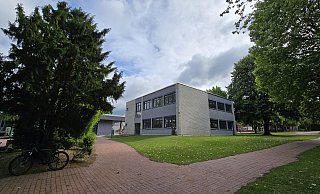 Am bereits bekannten Pavillon sollen Räume in Holzmodulweise entstehen und genutzt werden. Sie sollen direkt an das bestehende Gebäude angebaut werden. Somit kann das Treppenhaus des bestehenden Pavillongebäudes genutzt werden. - Gerald Dunkel