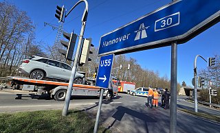 Der Fengon wird von einem Abschleppunternehmen abtransportiert. Die Fahrerin fuhr an der Ampel auf einen Fahrschulwagen auf. - Gerald Dunkel