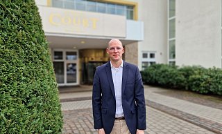 Dennis Bußian ist der neue Hoteldirektor des Court Hotels im Kreis Gütersloh. - Uwe Pollmeier