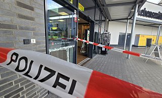 Die Frontscheibe des Tabakwarengeschäfts wurde von den Einbrechern mit einem Trennschleifer zerstört. Die Kriminalpolizei hat den Tatort gesichtert und Spuren genommen. - Gerald Dunkel