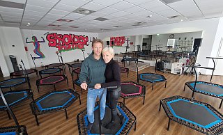 Claudia Dammeier hat ihr Künsebecker Jumping Studio in den Haller Sportpark verlegt. Ehemann und Ex-Fußballprofi Detlev Dammeier hat bei der Einrichtung mitgeholfen. - Uwe Pollmeier