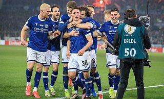 Die Spieler von Arminia Bielefeld feiern ihre Kollektivleistung im Pokal-Viertelfinale gegen Werder Bremen. - Oliver Krato