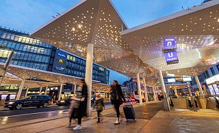 Qualm in der Luft, Kippen auf dem Boden: Ein Bielefelder fordert ein Rauchverbot an allen Mobiel-Haltestellen, auch hier am Jahnplatz. - Oliver Krato