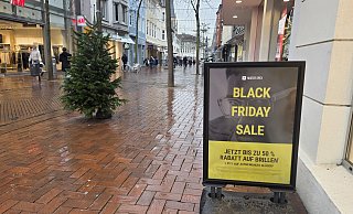 In der Gütersloher Innenstadt werben einige Geschäfte bereits für die große Rabattaktion an Black Friday. - Celina Allard