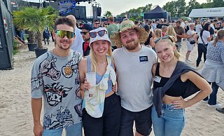 Marlin Lubbers (von links), Lynn Grote, Sedrick Richter und Lina Burre feiern gemeinsam auf dem "Lippe Open Air". - Nadine Uphoff