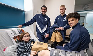 Patient Alec Meinicke bekommt Besuch von den Arminiaspieler Nassim Boujellab, Louis Oppie und Joel Felix. - Oliver Krato