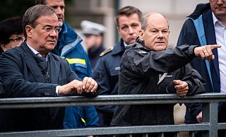 Armin Laschet und Olaf Scholz besuchen Stolberg bei Aachen. - Foto: Marius Becker/dpa-Pool/dpa