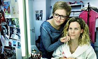 Setzt den Pinsel an: Maskenbildnerin Ina Heidemann (links) schminkt Sängerin Nienke Otten. In einer Stunde wird sie auf der Bühne stehen. - Barbara Franke