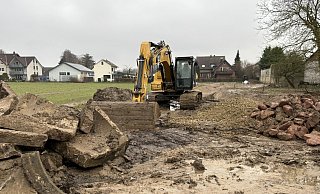 Der Strangbach floss an dieser Stelle unterirdisch. Per Bagger wurden die dicken Rohre aus dem Boden gehoben. Mittlerweile fließt der Bach offen am Feldrand, unter der Dorfstraße, um dann auf der gegenüberliegenden Seite wieder offen zu mäandern. Foto: Katharina Eisele - Katharina Eisele