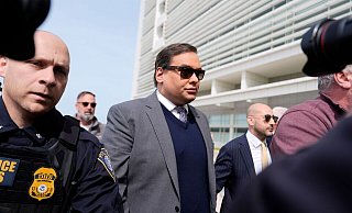 George Santos wurde ursprünglich zu 87 Monaten Gefängnis verurteilt. (Archivbild) - Julia Demaree Nikhinson/AP/dpa