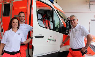Diana Lange (v. l.), Marc Hirsch und Rudi Hirsch vor dem Rettungswagen in Harsewinkel. - Kreis Gütersloh