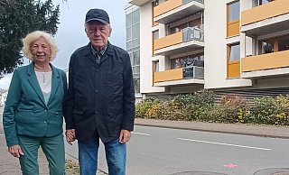 Ingrid Fölling (83) und Werner Oberschelp (86) stehen an der Elsestraße vor dem "Domizil an der Else". - Sven Hauhart
