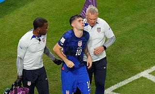 US-Spieler Christian Pulisic (M) wird verletzt vom Platz getragen. - Luca Bruno/AP/dpa