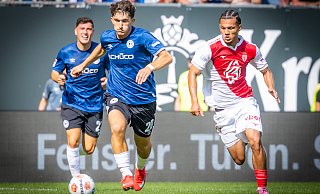 Im Testspiel gegen die AS Monaco enteilt Arminias Florian Micheler (l.) seinem Gegenspieler Paris Brunner. - Sarah Jonek Im Testspiel gegen die AS Monaco enteilt Arminias Florian Micheler (l.) seinem Gegenspieler Paris Brunner. - Sarah Jonek
