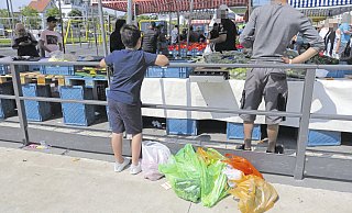 Tüten über Tüten: So sieht der normale Einkauf auf dem hinteren Kesselbrink-Markt aus. - Kurt Ehmke