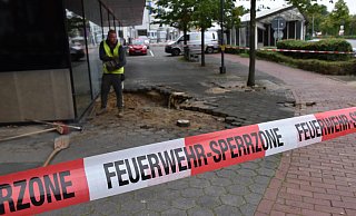 Da es sich bei dem gerissenen Rohr um eine PVC-Leitung handelt, dauern die Abpumparbeiten länger. - Sara Mattana