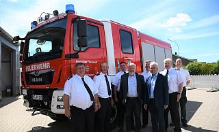 Freuen sich über das neue Katastrophenschutz-Fahrzeug für die Löschgruppe Südlengern: Leiter der Feuerwehr Frank Rieke (v. l.), Löschgruppenführer Tim Erdbrügger, stellv. Löschgruppenführer Tobias Hurlbrink, Bürgermeister Rüdiger Meier, Kreisbrandmeister Bernd Kröger, Landrat Jürgen Müller, stellv. Löschgruppenführer Matthias Kuhle, stellv. Kreisbrandmeister Holger Klann. - Louisa Kohnert